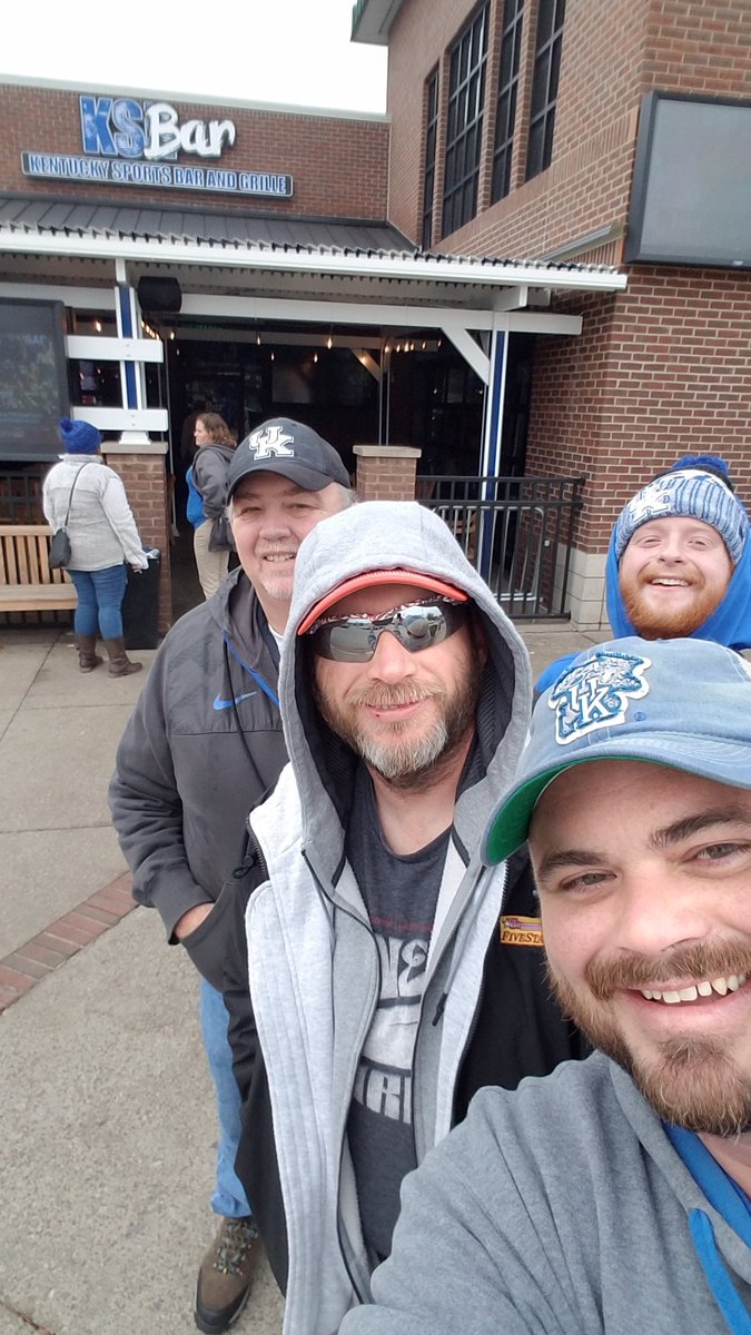 classicchris77's tweet photo. We enjoyed our first time @KSBarAndGrille yesterday @KySportsRadio. Good food. Good service. Good atmosphere. Good times. https://t.co/0OJCOEsRlS
