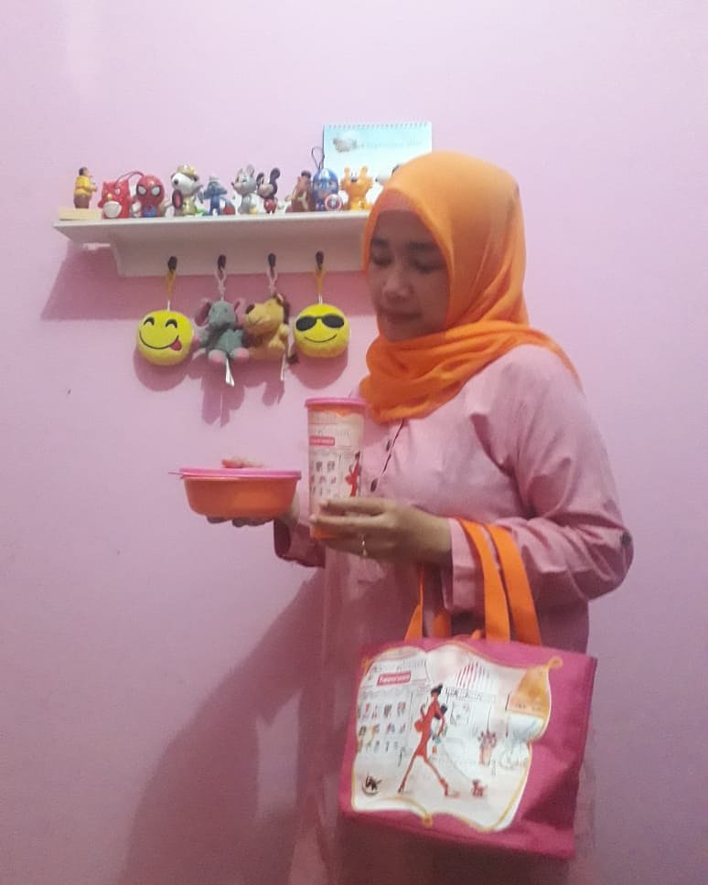 Hallo sahabat <a href="/tupperwareID/">Tupperware Indonesia</a>
Waktu bepergian kemana pun saya selalu membawa bekal makanan &amp; air minum menggunakan produk #PakeTupperware karena wadahya kedap udat &amp; tetap hihienis #ootd
#matchinginaja
#PasBuatGayaLoe #matchinginaja <a href="/QWorldStar/">Q</a>
<a href="/BHN/">Barb McCleary</a> <a href="/yl/">YL</a> @AskhariyaLian <a href="/nugreentea/">Nü Green Tea</a>