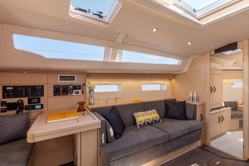 JeanneauAmerica's tweet photo. The U-shaped galley on the #Jeanneau51 is completely open to the salon, bathing in lots of natural light. LEARN MORE >>> https://t.co/q5NL8adpgw #Jeanneau #GetToKnowJeanneau #JeanneauSail https://t.co/X7gGhyQLLW
