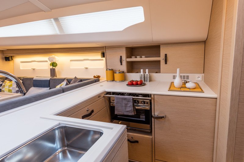 JeanneauAmerica's tweet photo. The U-shaped galley on the #Jeanneau51 is completely open to the salon, bathing in lots of natural light. LEARN MORE >>> https://t.co/q5NL8adpgw #Jeanneau #GetToKnowJeanneau #JeanneauSail https://t.co/X7gGhyQLLW