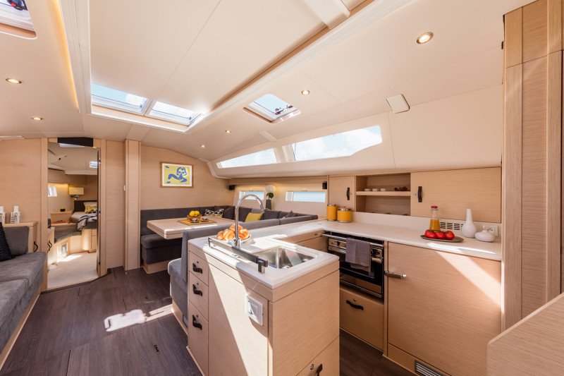 JeanneauAmerica's tweet photo. The U-shaped galley on the #Jeanneau51 is completely open to the salon, bathing in lots of natural light. LEARN MORE >>> https://t.co/q5NL8adpgw #Jeanneau #GetToKnowJeanneau #JeanneauSail https://t.co/X7gGhyQLLW