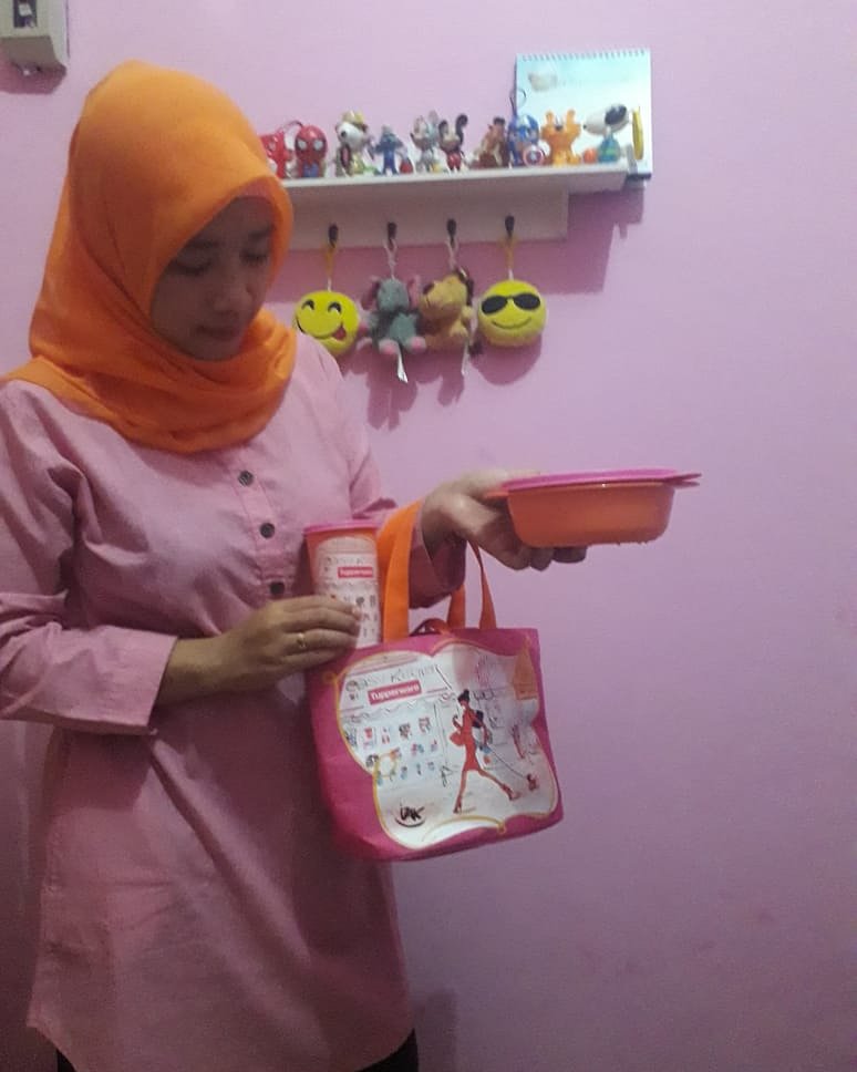 Hallo sahabat @tupperwareid
Waktu bepergian kemana pun saya selalu membawa bekal makanan &amp; air minum menggunakan produk #pakettupperware karena wadah yang super ketat cairan.  #ootd
#matchinginaja
#PasBuatGayaLoe #matchinginaja
 yuk ikutan <a href="/MyBabyID/">My Baby</a> <a href="/BHS/">Brunno Henrique</a> <a href="/bwkwofuyfhvje/">?</a> <a href="/bb_tam/">TAM</a> @B