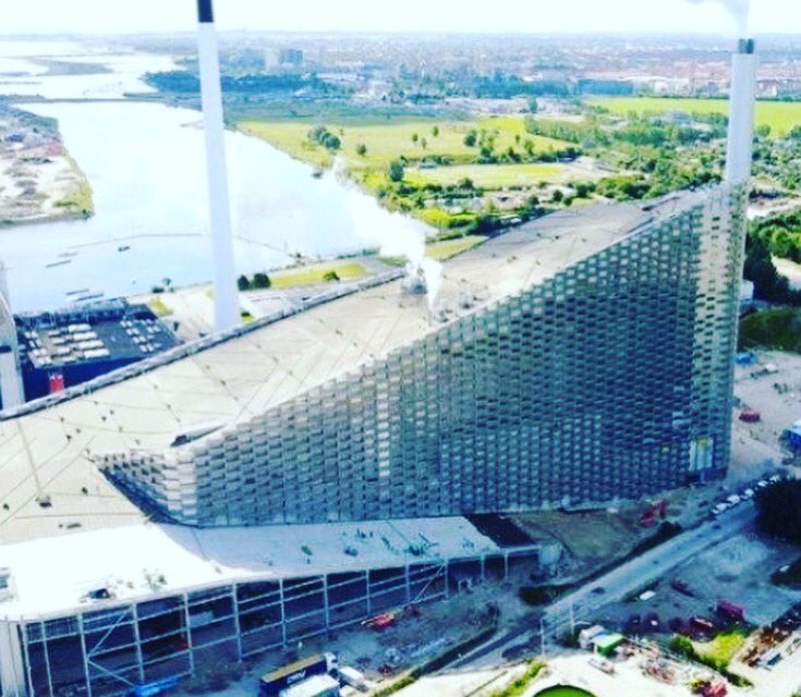 Termovalorizzatore danese, s’inaugura a fine mese a Copenhagen, brucia i rifiuti (quelli che Di Maio preferisce destinare ai roghi per paura d infiltrazioni mafiose), produce energia&amp;acqua calda, c’è pista da sci e parete per arrampicata. Ma perché da noi il futuro nn arriva mai?