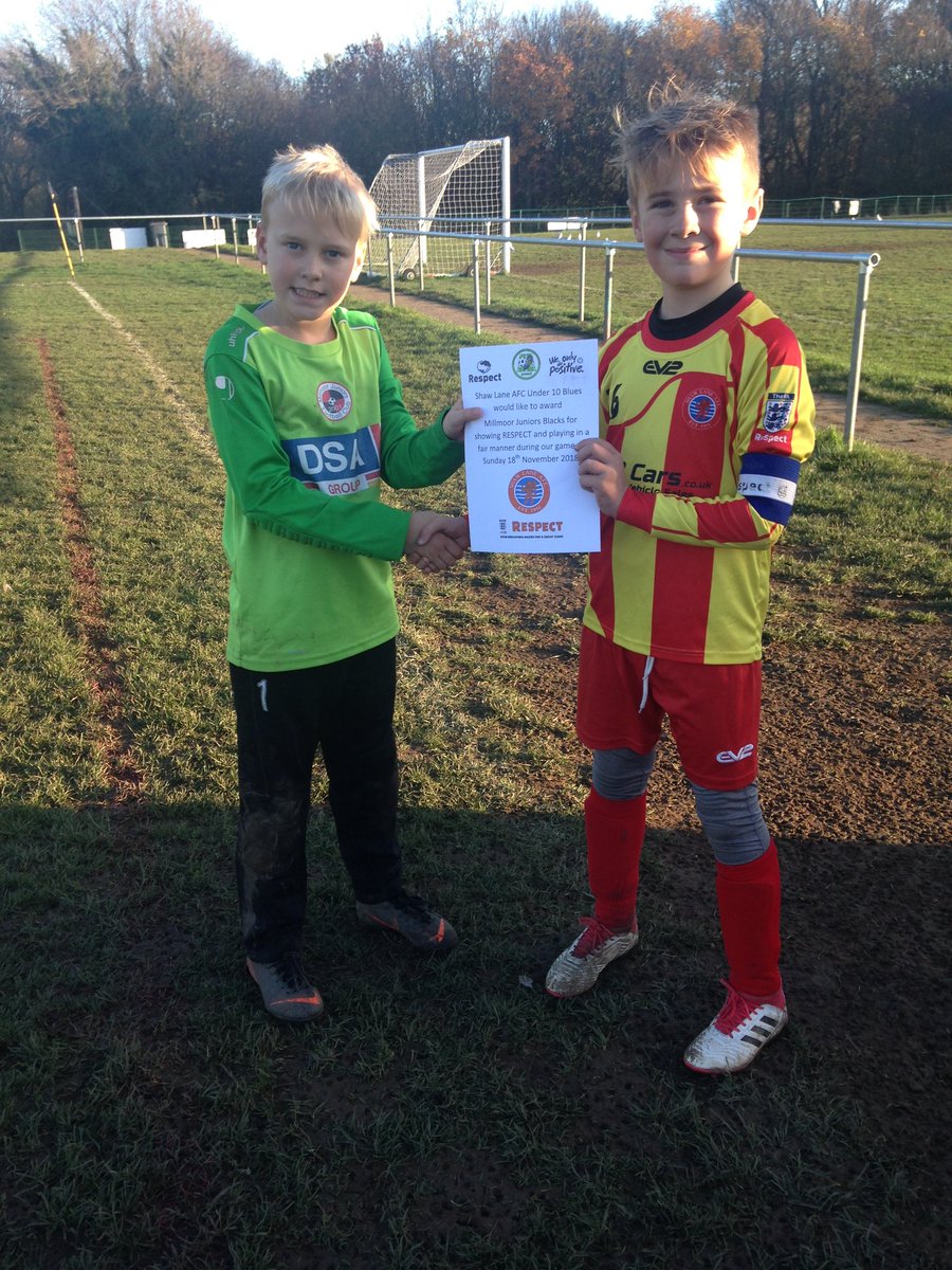 UpTheDucks2015's tweet photo. Another game to embed the  #RESPECT message into the players. Well done to all the players on the pitch at Millmoor Juniors U10 blacks. Our captain presented their goalkeeper his certificate. Must be the turn of the GK's as both of them won the award! @SDJSFL #ENGLANDDNA https://t.co/uZZGZrgkzi