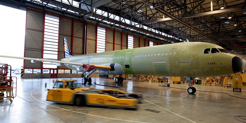 Lufthansa_BR's tweet image. Aquele momento em que você chega ao salão de beleza com uma emergência fashion crítica. 💫 #StyleSunday