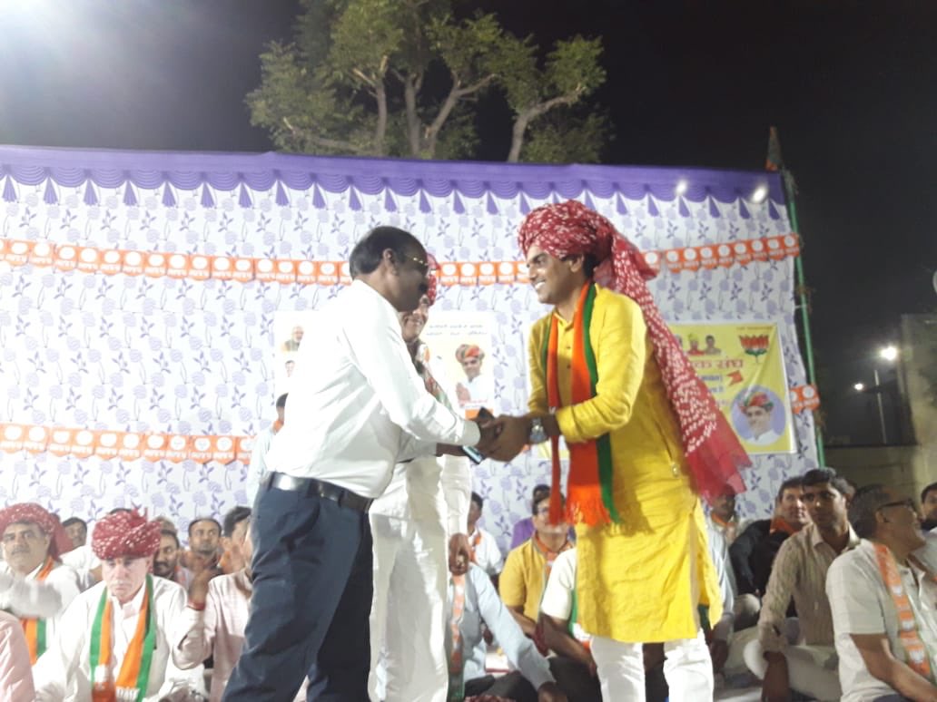 pradipparmarguj's tweet photo. અમરાઈવાડી ખાતે @BJP4Rajasthanનાં સાંચોર  વિધાનસભાનાં ઉમેદવાર શ્રી દનારામજી ચૌધરીનાં પ્રચાર માટેની સભામાં. https://t.co/z2eVQPSGV2