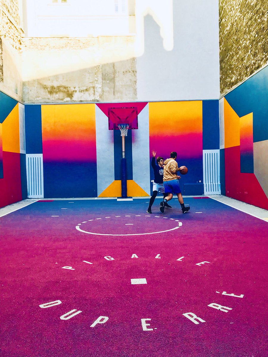 JPVoyageur's tweet photo. Rue #Duperré ,à #Paris, se dévoile l’inédit terrain de 🏀 , #pigallebasketball , dont on doit la métamorphose pop à #IllStudio et @Nike .
Une merveille encore méconnue pour laquelle mon coup de ❤️ fut, cette après midi, immédiat #MaPhotoEnFranceAussi https://t.co/iUb4GPRcoN