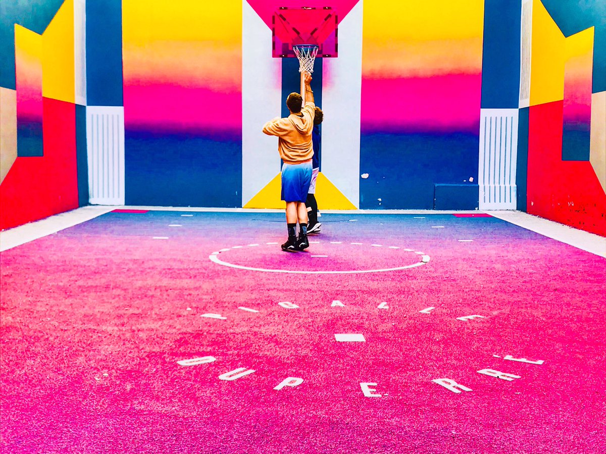 JPVoyageur's tweet photo. Rue #Duperré ,à #Paris, se dévoile l’inédit terrain de 🏀 , #pigallebasketball , dont on doit la métamorphose pop à #IllStudio et @Nike .
Une merveille encore méconnue pour laquelle mon coup de ❤️ fut, cette après midi, immédiat #MaPhotoEnFranceAussi https://t.co/iUb4GPRcoN