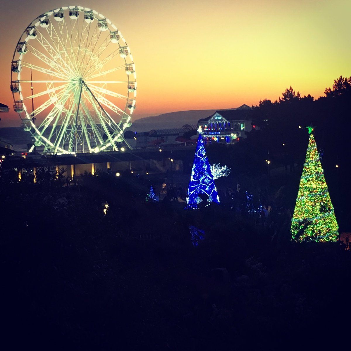 kevadams28's tweet image. Xmas and a cracking sunset. @Bournemouthecho #sunset #bournemoutheye