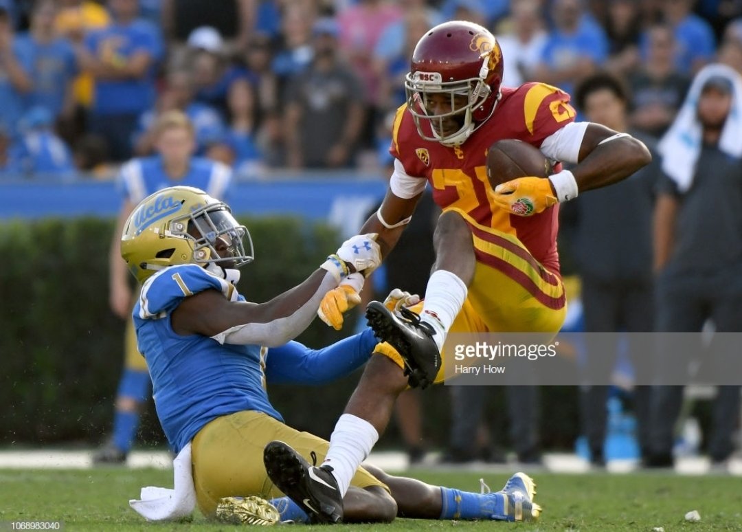 SESchwartzman's tweet photo. Consider this my official declaration that #USCvsUCLA is the best looking rivalry in sports history.
#USC #UCLA #Conquest #USCUCLA https://t.co/nNKulCUdIP