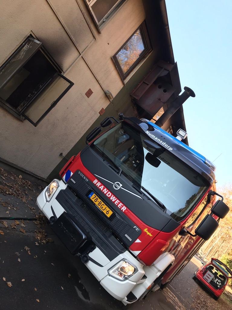 BrandweerNMD's tweet photo. Teamtraining bij trainingsbase Weeze was leerzaam, uitdagend en verbindend! Mooie inzetten met elkaar gedraaid die praktisch benaderd werden en ons de kans lieten om goed te verkennen, straalpijpvoering toe te passen en te schakelen tijdens de inzet! #GRSTV #practicemakesperfect https://t.co/OhrMVucljt