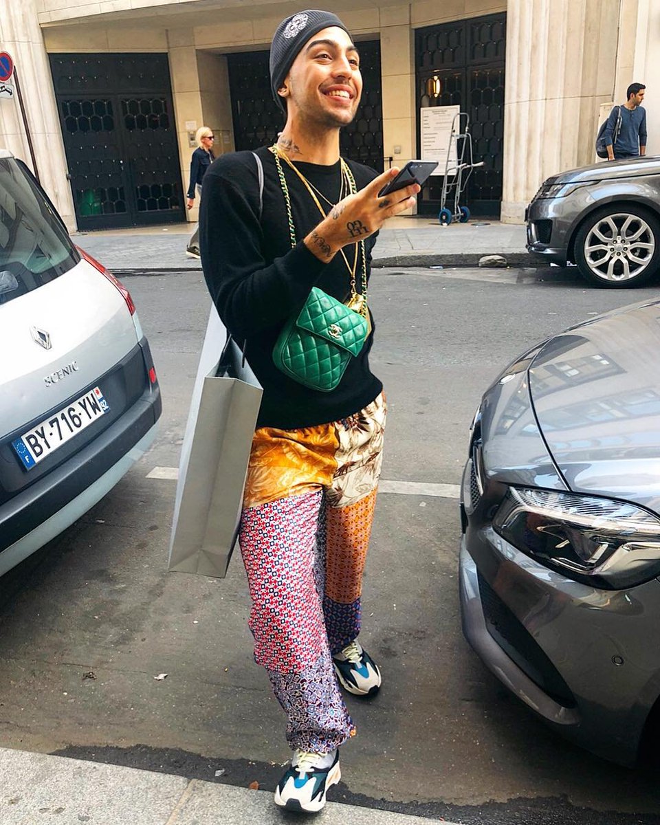 mazurlbate's tweet photo. Boosting the Parisian economy one swipe at a time https://t.co/rQzBomCsRJ