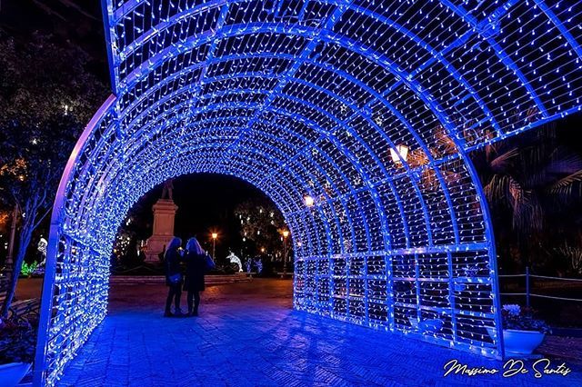 La villa comunale ift.tt/1MUFMgo #lucidartista #lucidartistasalerno #lucisalerno #love #natale #christmaslights #lucidinatale #streetphotography #christmasdecor #luminarias #streetart #salernocity #salerno #light #ilgiardinoincantato #urbanart … ift.tt/2PC1KSV