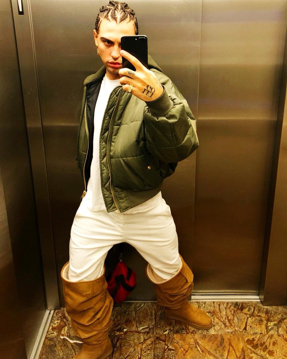 mazurlbate's tweet photo. Puss in Boots https://t.co/39GKK3KwAD