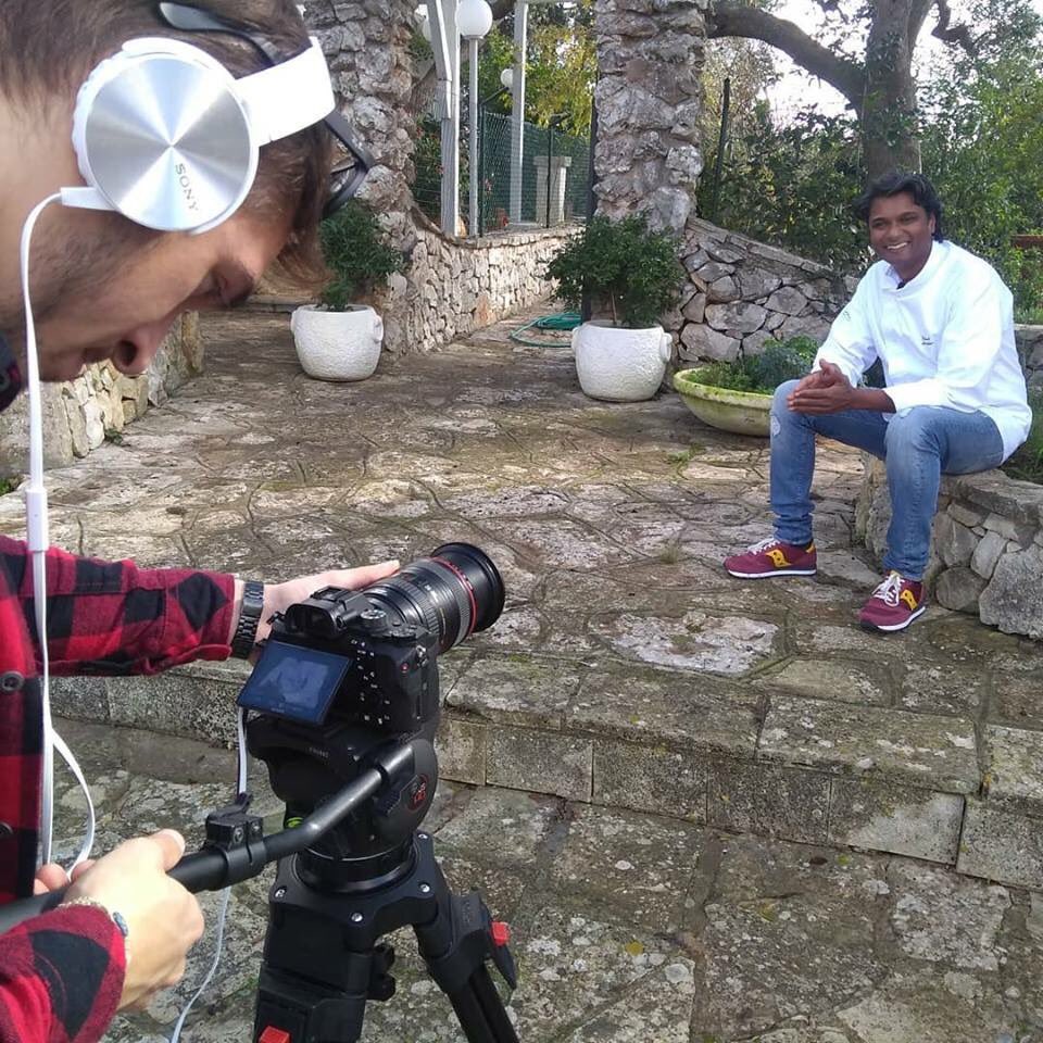 La cucina è proprio questo!
Vinod Sookar "Il mondo nel piatto" / "The world in a dish" racconta l’aroma di zenzero, di anice e di comino, le lusinghe di una cucina speziata e profumata, l’odore marino dell’isola dell’Oceano Indiano commisto al profumo della collina cegliese.