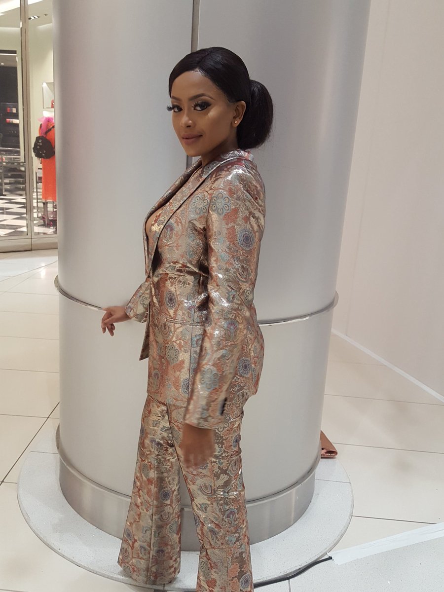 lesleymofokeng's tweet photo. Congratulations @leratokganyago Most Stylish Media Personality of the Year #SAStyleAwards18. You've come a long way Lala👏🏾👏🏾 https://t.co/ac2scZkWhN