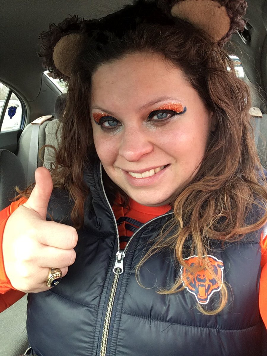 ChiHoneyBear's tweet photo. HAPPY GAMEDAY, BEARS FANS!!!! Even though the game doesn’r start til 7:20, I’m already ready and heading down to tailgate!!!! LET’S EAT SOME VIKING, BEARS!!!! ❤️😎👍🐻⬇️ #FiveStarFan #Sweepstakes @PNCBank https://t.co/PRwRS0ZWV1