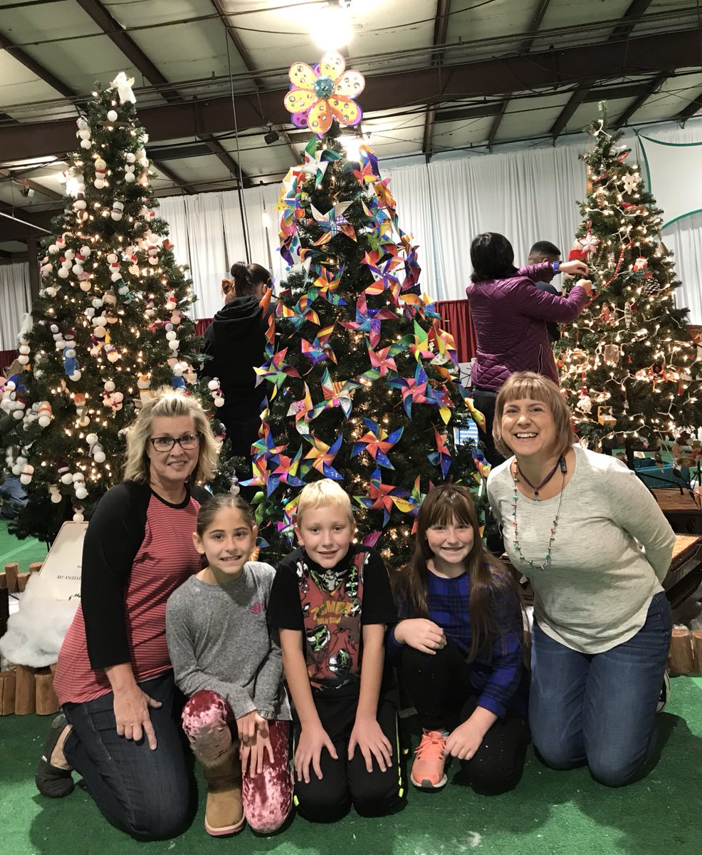We did it again...created a beautiful tree for The Kennedy Krieger Festival of Trees. “Whirled Peace”. Our 4th graders created beautiful pinwheels! <a href="/SparksES_BCPS/">Sparks ES</a> @visualartsbcps #FOTMD