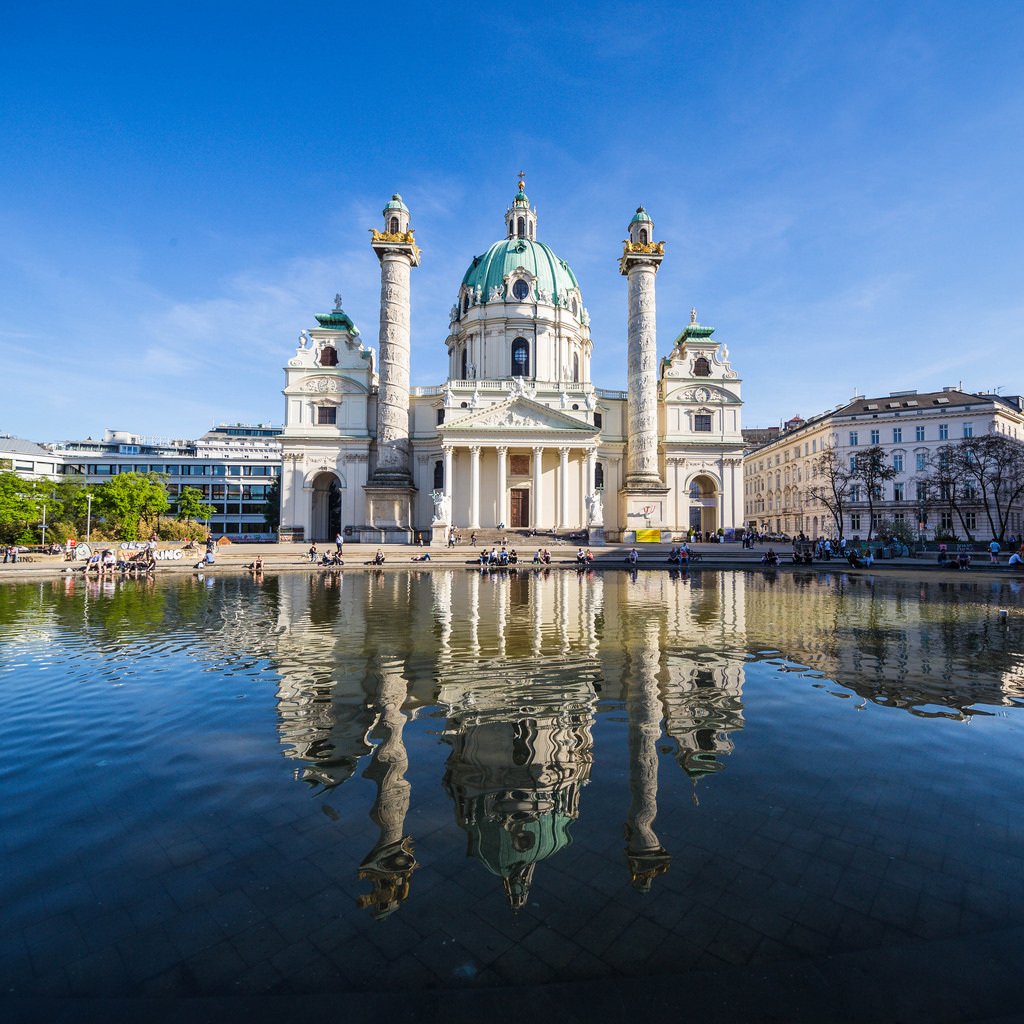 lukasboesch's tweet photo. Wiener Karlskirche: Ein herrlicher Platz und die ersten richtig warmen Tage des Frühlings zu geniessen. https://t.co/6dBPmGLBLz