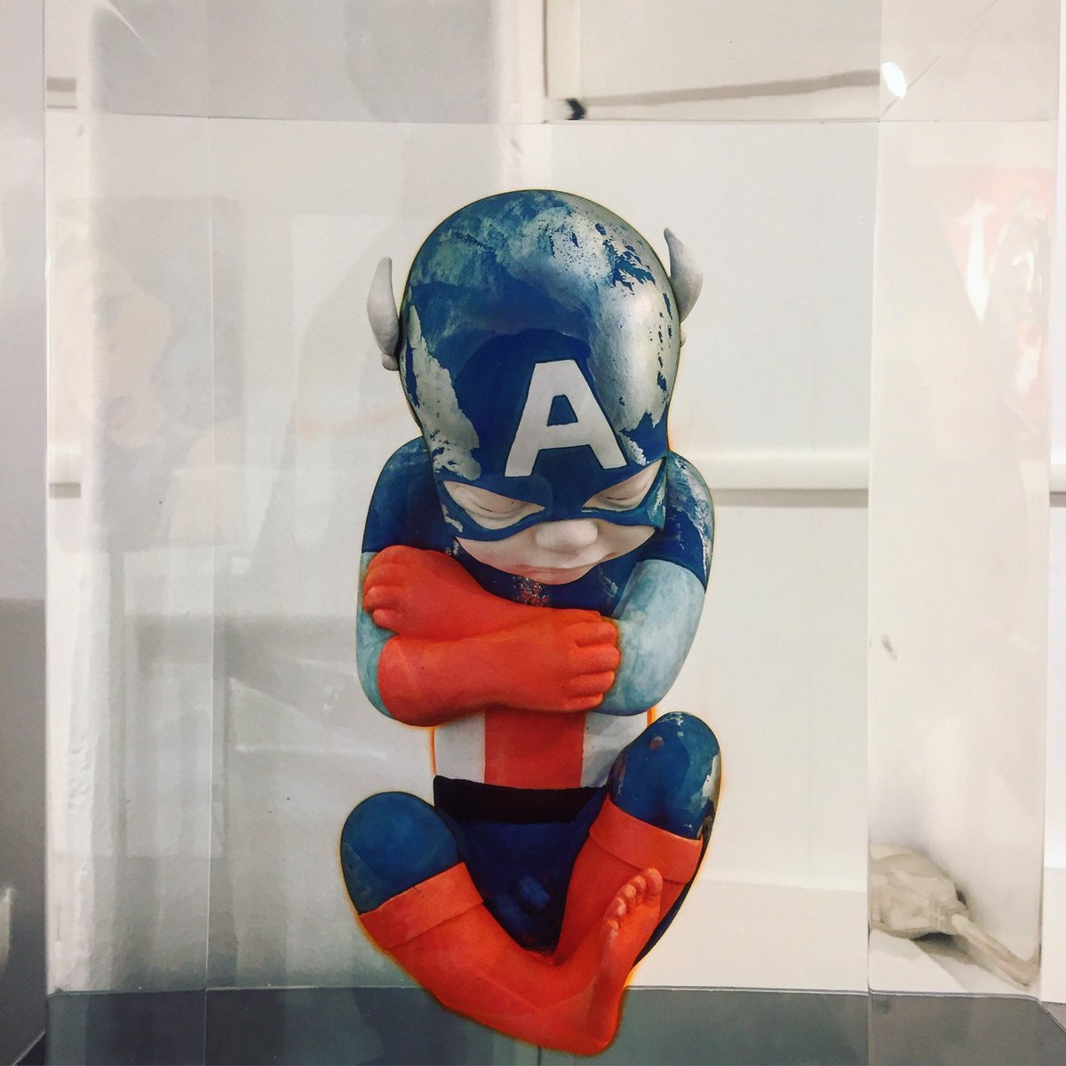 fastertagueur's tweet photo. Foetus Cap, flottant dans de la résine par #alexandrenicolas #captainamerica #cap #steverogers #jackkirby #avengers #marvel
#streetart #popart #urbanart #streetphoto #nirindastreet #artlover #artlovers #artcollector #artdealer https://t.co/n9D4BxBMmi