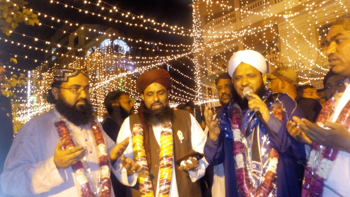 قادری ہاوس پر پرچم کشائی، بدست مبارک سربراہ پاکستان سنی تحریک محمد ثروت اعجاز قادری
<a href="/SarwatEjaz/">Sarwat Ejaz Qadri</a>
<a href="/SunniNews92/">ST Mujahid News</a>