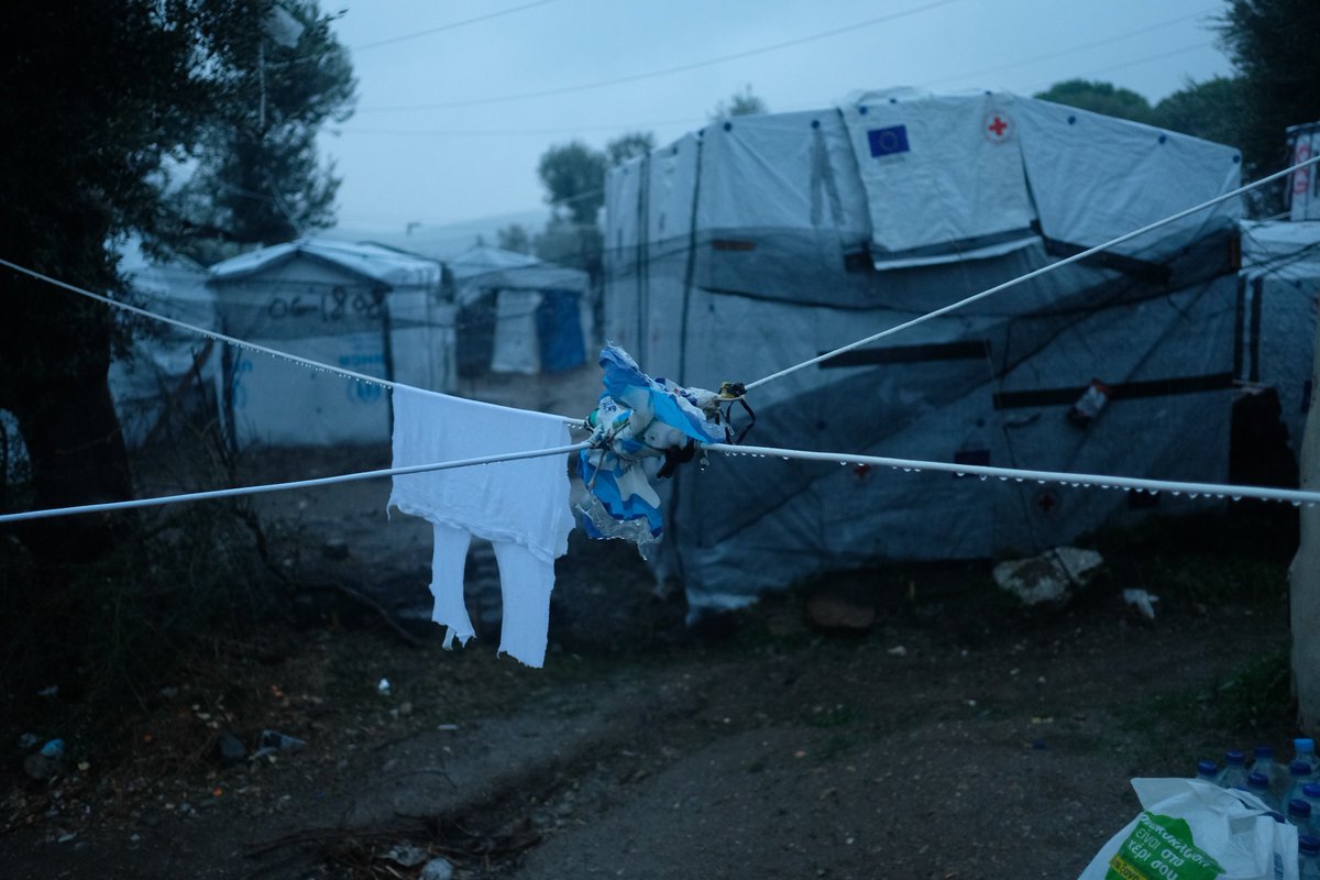 As rain starts heavily in #Lesvos today the housing conditions of many #migrants and #Refugees within the camp of #Moria and outside remain precarious. More #reporting on the issue will fallow the next days.
<a href="/MSF_Sea/">MSF Sea</a> <a href="/Refugees/">UNHCR, the UN Refugee Agency</a>