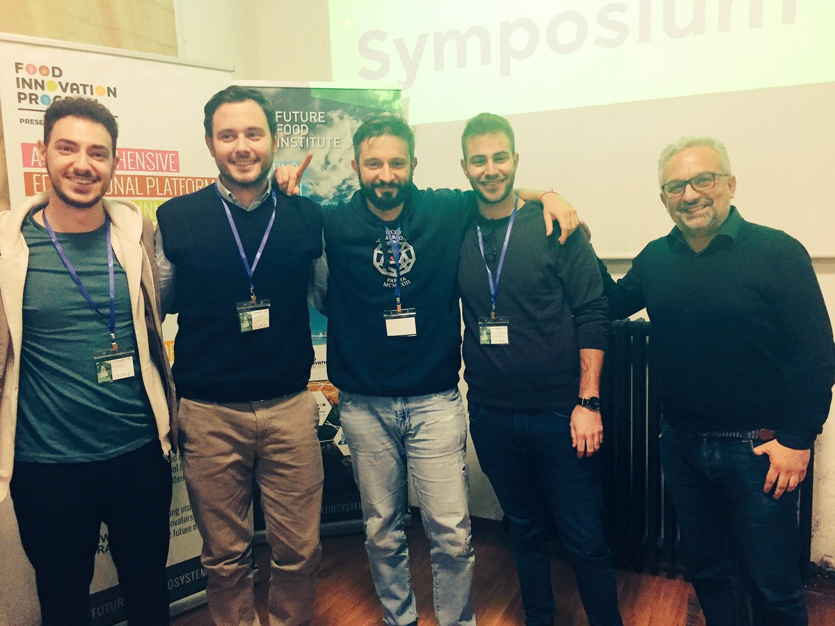 Ffoodinstitute's tweet photo. #StartupWeekendRE: ed ecco il fantastico team vincitore, #Simposyum, la grande #social solution per creare legami e #network grazie alla #condivisione di #cibo fuori casa! #StartupWeekend https://t.co/J5FQ0sqFIZ