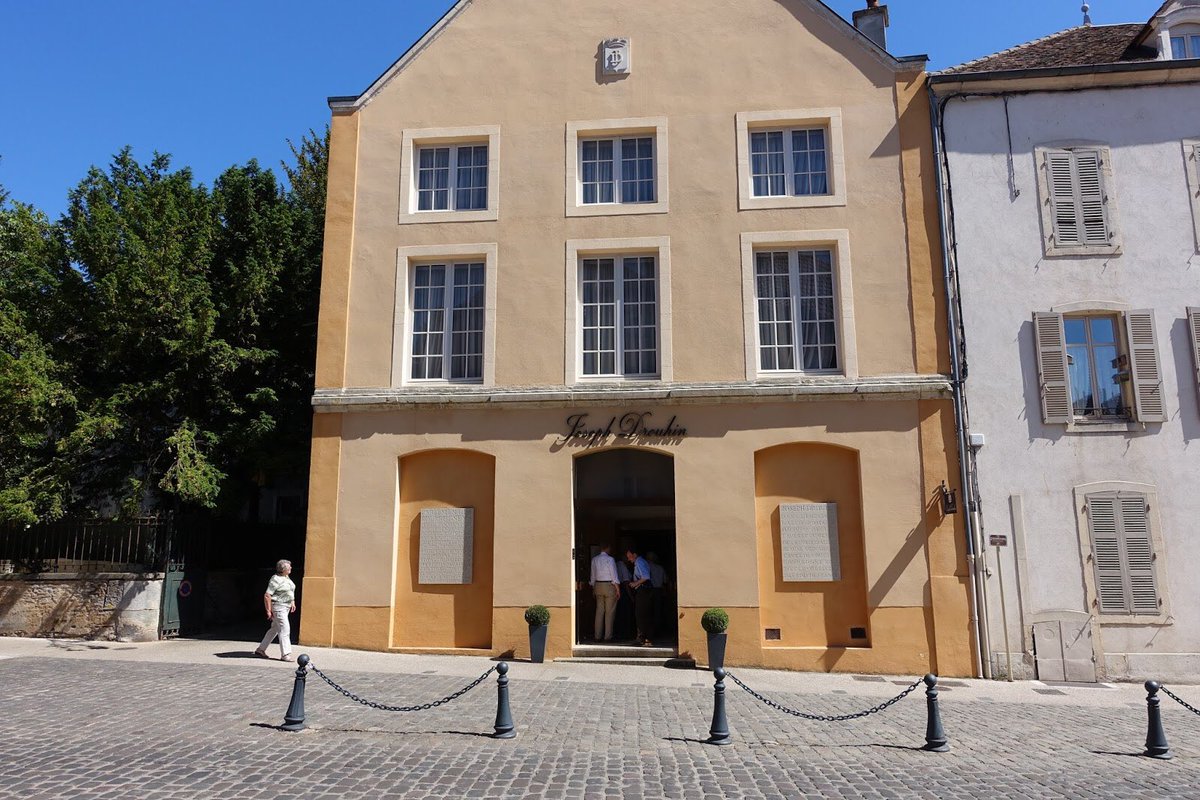 HISTOIRE_DU_VIN's tweet photo. #ventedesvins : Frédéric Drouhin, négociant beaunois, vient d'acquérir une pièce d'une cuvée qui tient particulièrement à coeur à la maison de vin éponyme : le beaune 1er cru qui porte le nom de Maurice Drouhin. Son prix : 8600 €. (Source @Lebienpublic) #vindt https://t.co/bwo8p4CzrI