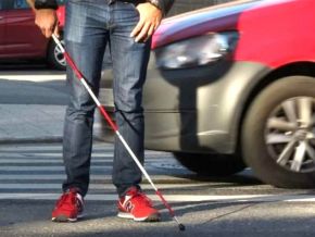 Grooot91's tweet image. Quand un aveugle a sa canne avec des rubans rouge sa veux dire qu'en plus d'être aveugle, il a des difficultés auditifs. Partagez au maximum autour de vous.