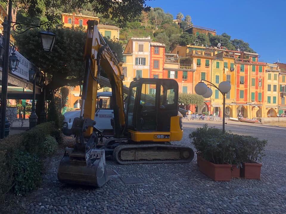 GenovaMetropoli's tweet photo. #SP227 di #Portofino: Oggi arrivati nel borgo tramite traghetto i primi mezzi che opereranno da terra per il ripristino del collegamento con Santa Margherita Ligure. Massimo impegno per rispettare gli ambiziosi tempi previsti. #viabilità @fsenarega @GenovaMetropoli https://t.co/KbbbvV9M53