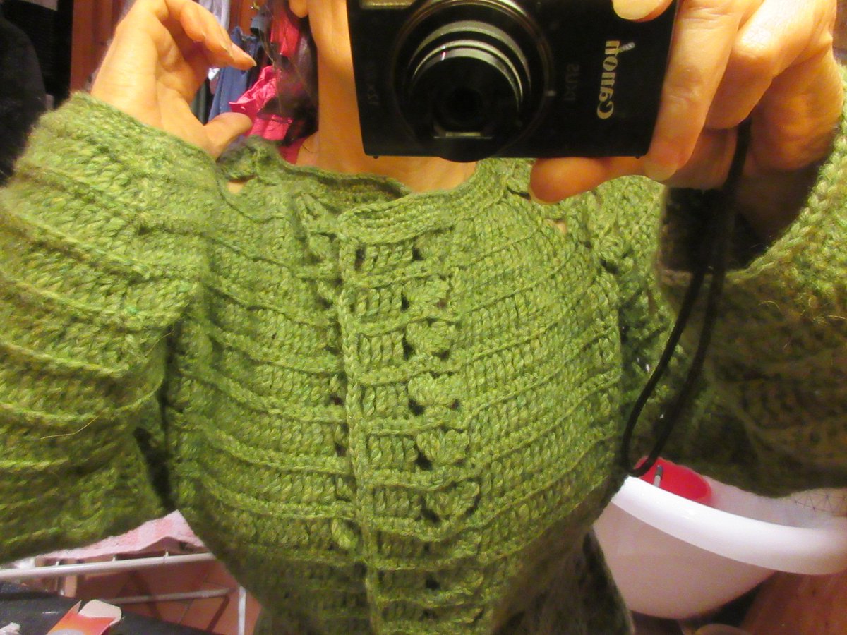 Catalyzator's tweet photo. YAYYYYY mens spenningen stiger i #NRKsjakk har jeg fått #BINGO og blitt ferdig med min nye jakke i god tid før jul ! #DropsAIR #crochet #HekleDilla #PriscillaCardigan (modified ) @Garnstudio https://t.co/NlgeJaAfJA