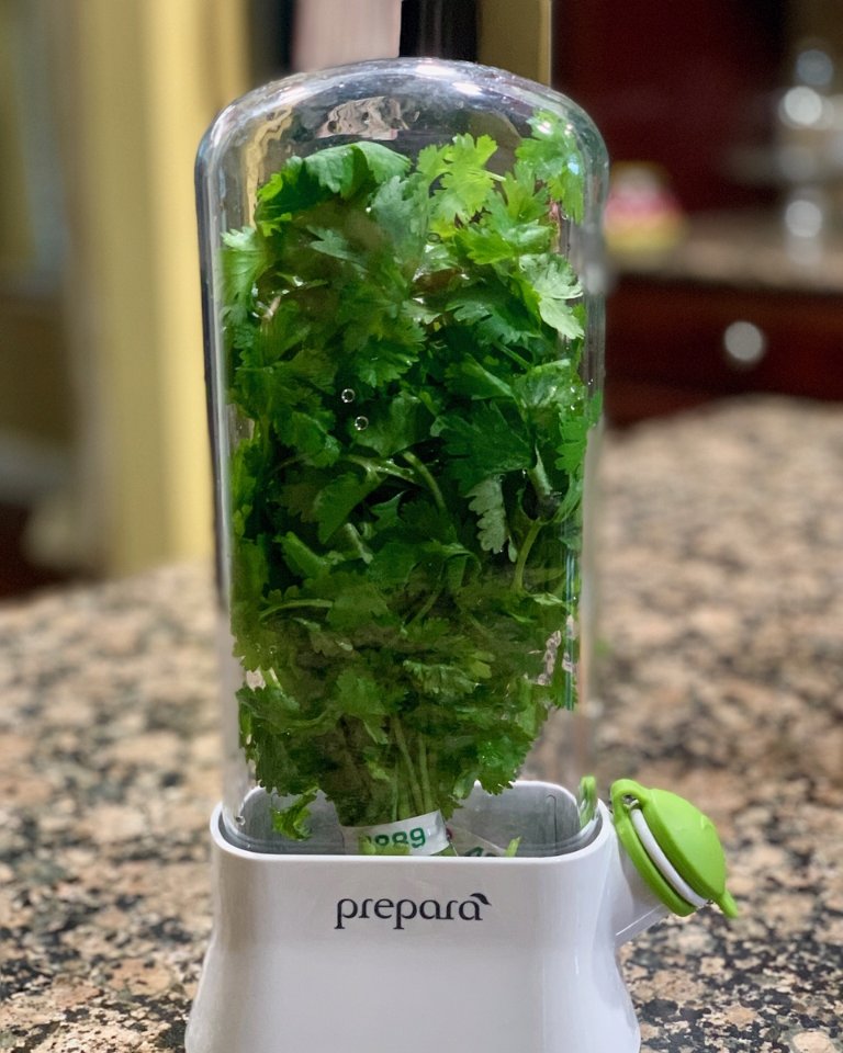 ladyluxelife's tweet image. I finally found the best product to keep my herbs fresh!!  I just bought on @amazon.  BPA free, made in the USA and less than $20!   I just  rinse and pat dry, place them into the container and add fresh water. Voile!  Any one else have secrets?  #austinblog #atx #ladyluxelife