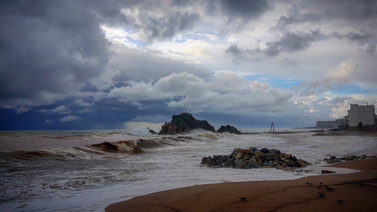 GispertJulia's tweet photo. Llevantada. Mar com la xocolata ...
#Blanes #CostaBrava #Mediterrània #llevantada #324eltemps #eltempstv3 https://t.co/miSS9ciVfd