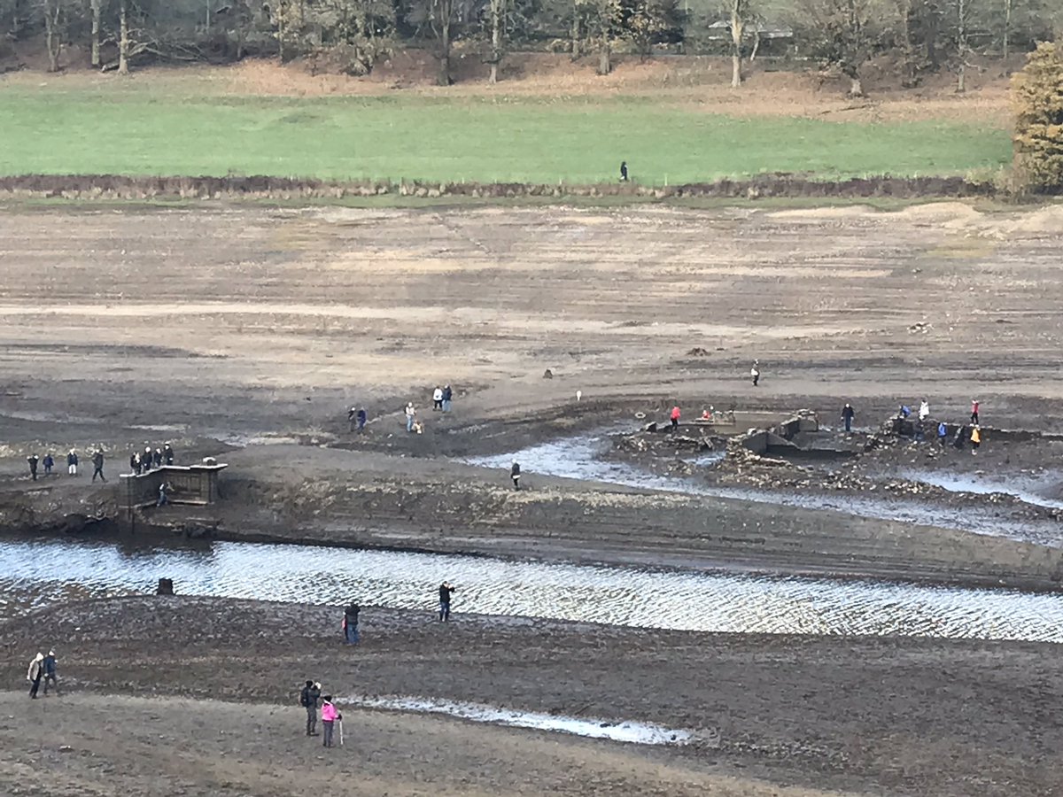 lindseywi7moz's tweet photo. #Ladybower reservoir #ashopton #derwent Had a trip to see the ruins of the 2 villages flooded in the 1940s #drought #lowwaterlevels https://t.co/EcbrhqPYtV