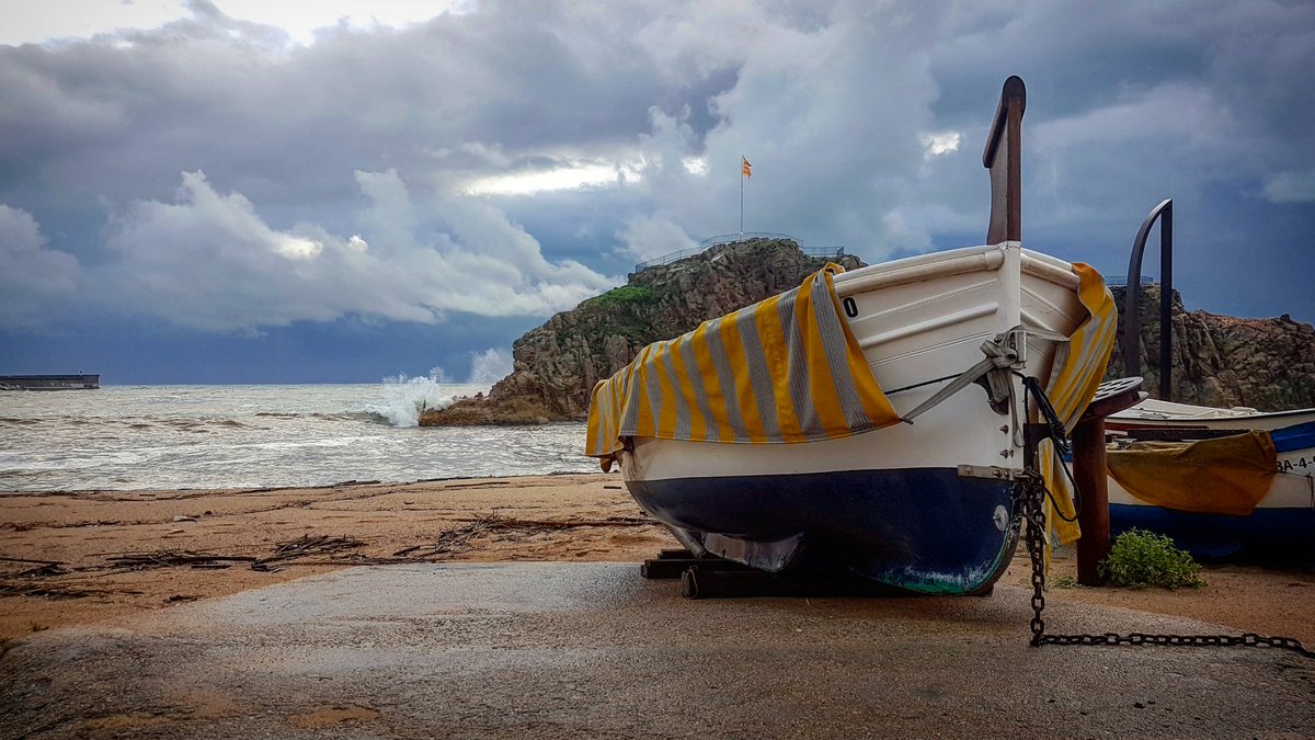 GispertJulia's tweet photo. Les barques arrenglerades a la part més alta de la platja. Fora de perill ...
#Blanes #CostaBrava #Mediterrània #llevantada #324eltemps #gemmapuigf https://t.co/lrq7lHnnUx