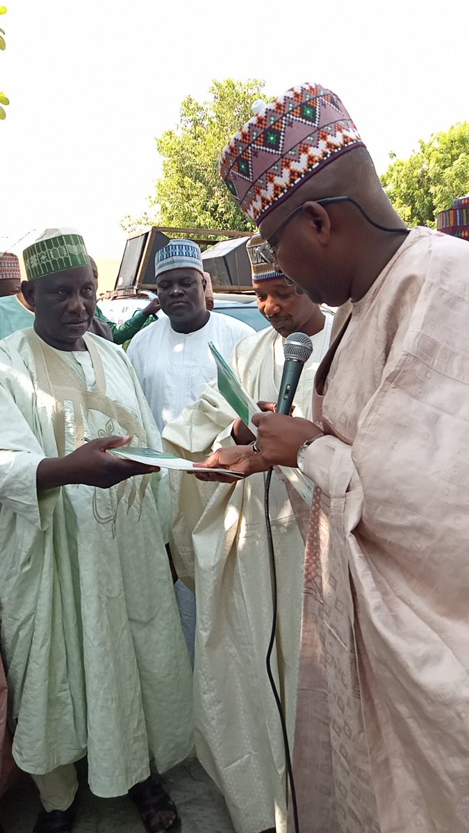 Umara45's tweet photo. Engr Lawan Abba Wakilbe Special adviser On SUBEB has donated Campaign Vehicle to Prof Babagana Umara Zullum Apc Governorship Candidate of Borno state
#BornoDecidesAPC
#Zulum2019
#Zulumclear
#ZulumAllTheWay  
@GovBorno @bornomrrr @Sharksawn https://t.co/tEbCjyfCD0