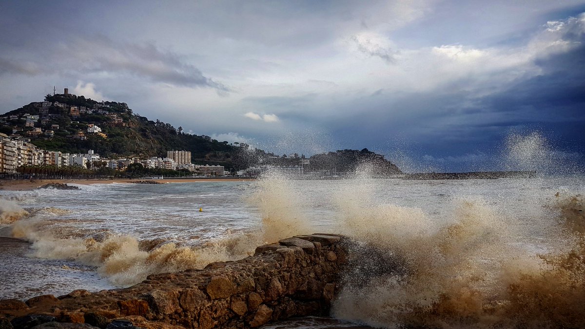 GispertJulia's tweet photo. El mar és blau ... o no ...
#Blanes #CostaBrava #Mediterrània #llevantada #324eltemps #gemmapuigf https://t.co/QvLGda5lWt