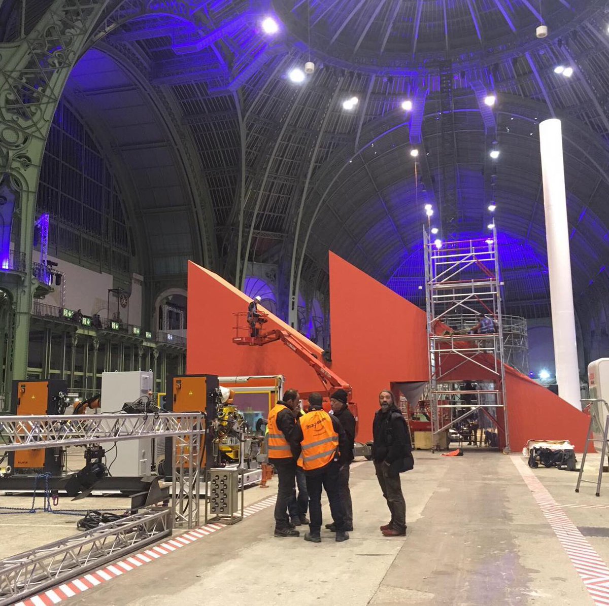 usineextra's tweet photo. #Endirect Montage de l’#UsineExtraordinaire au @GrandPalaisRmn by night .! #enmontage #lescoulisses 
Rendez-vous dans 4 jours ! Plus d’infos : https://t.co/BKZUt9TRzS https://t.co/lL0kxSQDjo