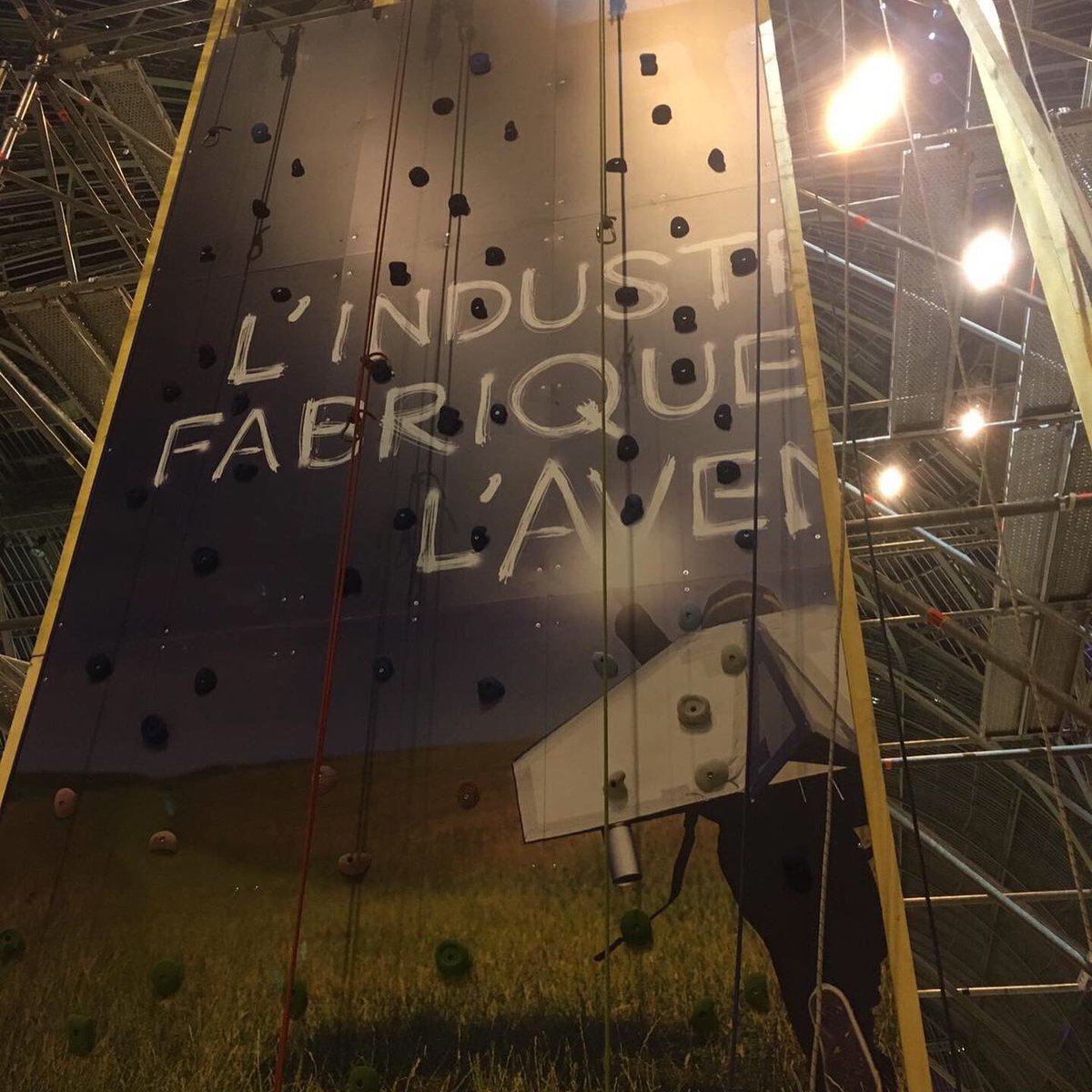 usineextra's tweet photo. #Endirect Montage de l’#UsineExtraordinaire au @GrandPalaisRmn by night .! #enmontage #lescoulisses 
Rendez-vous dans 4 jours ! Plus d’infos : https://t.co/BKZUt9TRzS https://t.co/lL0kxSQDjo