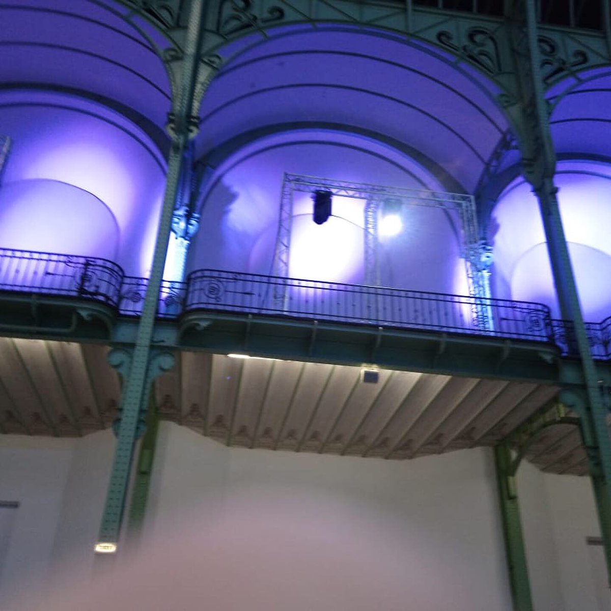 usineextra's tweet photo. #Endirect Montage de l’#UsineExtraordinaire au @GrandPalaisRmn by night .! #enmontage #lescoulisses 
Rendez-vous dans 4 jours ! Plus d’infos : https://t.co/BKZUt9TRzS https://t.co/lL0kxSQDjo