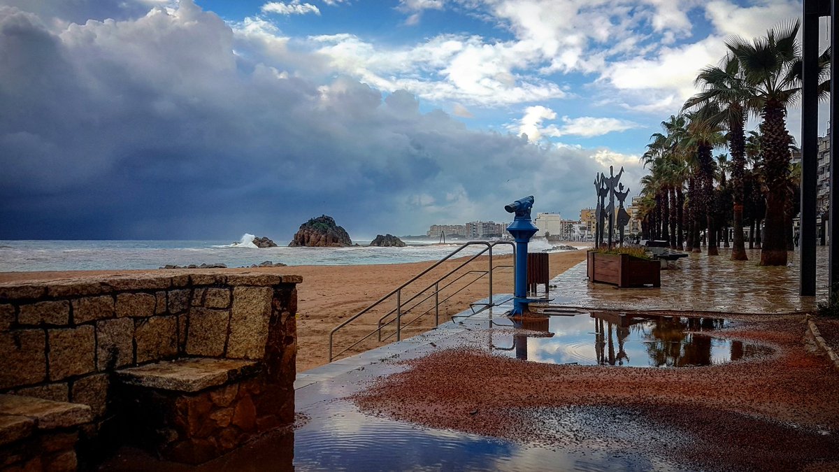 GispertJulia's tweet photo. I va ploure la nit sencera. 
I vam dormir acotxats pel so de la pluja a les teulades ...
#Blanes #CostaBrava #Mediterrània #llevantada #324eltemps #gemmapuigf https://t.co/5zKEabm3Oq