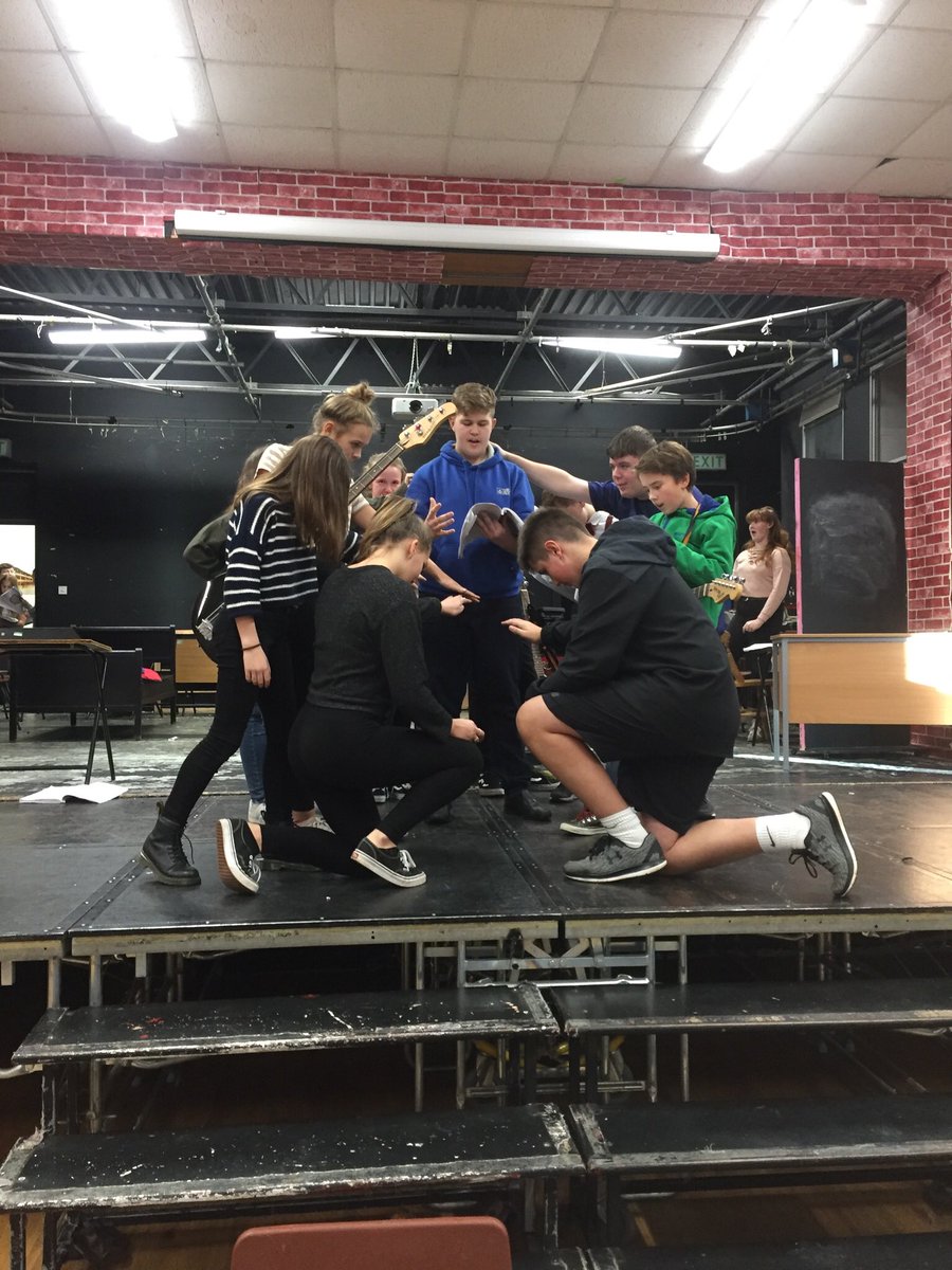 DramaLlanhari's tweet photo. Rhai lluniau o ymarfer ACT 2 heddiw. Diolch i chi! Some pics from today’s rehearsal of ACT 2. 
GC: Rhaid i bawb ddysgu eu geiriau! 
Homework: You must all learn your lines asap! @YsgolLlanhari #yrysgolroc18 #schoolofrock18 https://t.co/F9XAzvMbsd