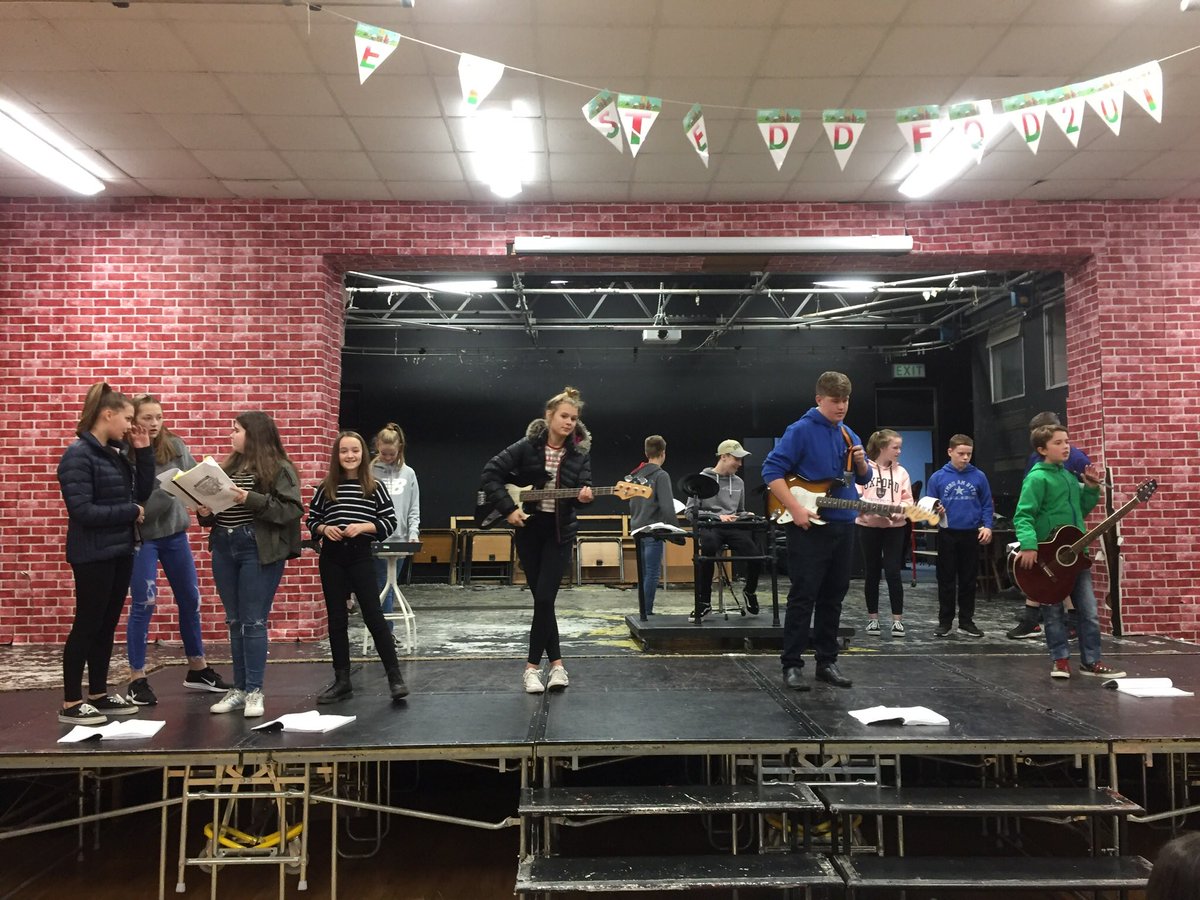 DramaLlanhari's tweet photo. Rhai lluniau o ymarfer ACT 2 heddiw. Diolch i chi! Some pics from today’s rehearsal of ACT 2. 
GC: Rhaid i bawb ddysgu eu geiriau! 
Homework: You must all learn your lines asap! @YsgolLlanhari #yrysgolroc18 #schoolofrock18 https://t.co/F9XAzvMbsd