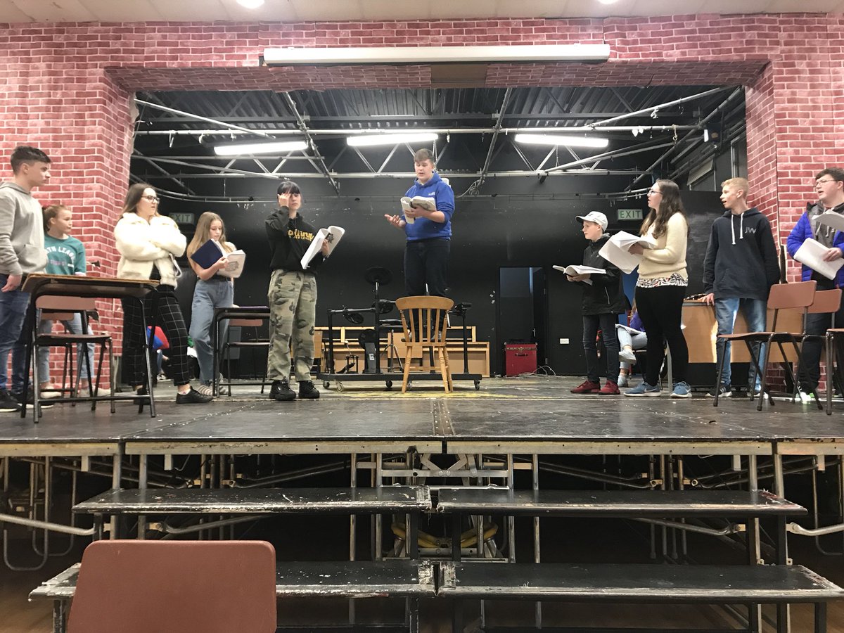 DramaLlanhari's tweet photo. Rhai lluniau o ymarfer ACT 2 heddiw. Diolch i chi! Some pics from today’s rehearsal of ACT 2. 
GC: Rhaid i bawb ddysgu eu geiriau! 
Homework: You must all learn your lines asap! @YsgolLlanhari #yrysgolroc18 #schoolofrock18 https://t.co/F9XAzvMbsd
