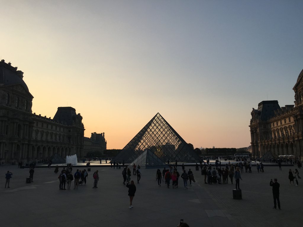 SZORD's tweet photo. Sharing my Paris reccos on https://t.co/dhmk3WFTN8, boop. https://t.co/RLHrT1qIZJ https://t.co/PP303nko4O