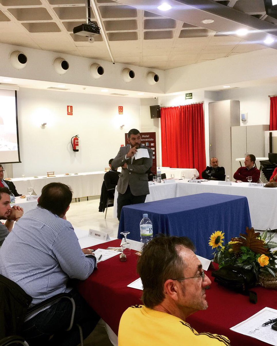 BNICompromisoC's tweet photo. Y la ponencia el pasado martes quedó en manos de nuestro dentista, Manuel Marzo de La Clínica Avenida América. Enhorabuena por la magnifica presentación y por vuestro gran trabajo. El regalo del sorteo fue para nuestro notario Rafael Bescansa.Que lo disfrutes compañero🍷👏🏽 https://t.co/s0vnTaj5nE