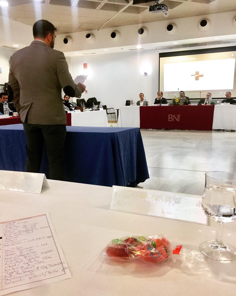 BNICompromisoC's tweet photo. Y la ponencia el pasado martes quedó en manos de nuestro dentista, Manuel Marzo de La Clínica Avenida América. Enhorabuena por la magnifica presentación y por vuestro gran trabajo. El regalo del sorteo fue para nuestro notario Rafael Bescansa.Que lo disfrutes compañero🍷👏🏽 https://t.co/s0vnTaj5nE