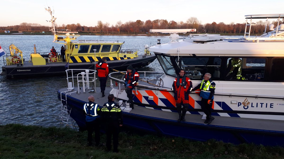 Het slachtoffer is in het #Lekkanaal  door het LTOZ ism <a href="/SOADUrk/">Dregteam SOAD</a>  aangetroffen en geborgen. Identiteit wordt zsm vastgesteld. RWS zorgde voor de verkeersbegeleiding. Sterkte voor de nabestaanden !