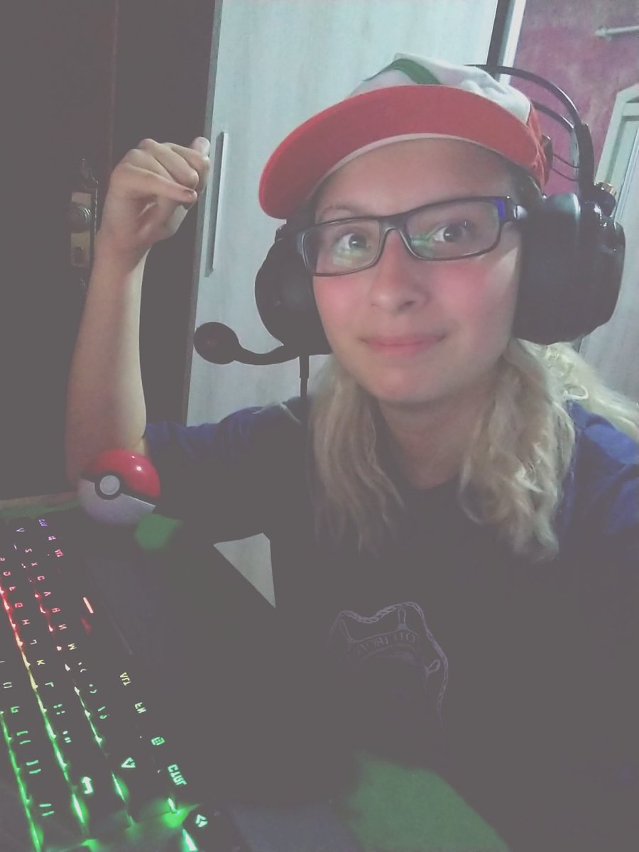 as vezes eu tiro umas fotos antes das lives que nem mesmo eu entendo
ps: por que diabos eu fui gravar fortnite vestida de caçadora de pokemon?????