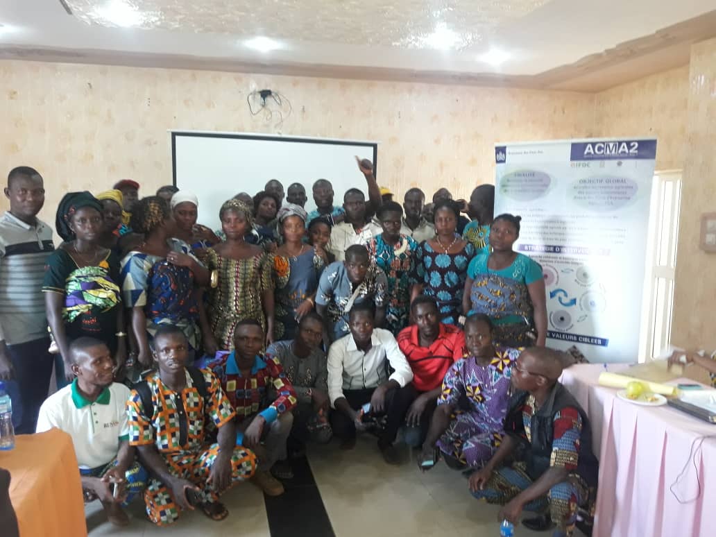 BLOLAB_BENIN's tweet photo. Mission accomplie. Du 12 au 16 nov. 2018, l'équipe @BLOLAB_BENIN était à #Bohicon pour former une trentaine de jeunes agriculteurs aux outils #numériques, une formation qui s'est déroulée intégralement en langue locale #fon. Nous sommes heureux d'avoir relevé ce défi. #BloLab https://t.co/XKzpQUODno